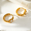 Style GALENA Gold : Boucles d’oreilles mini-cerceaux en or avec une pierre de moissanite ronde.