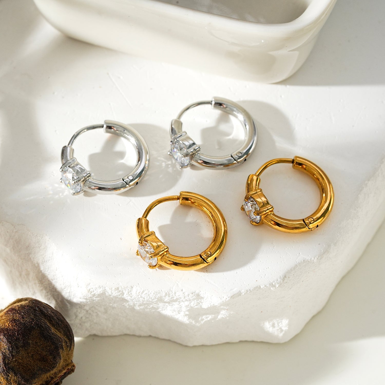 Style GALENA Gold : Boucles d’oreilles mini-cerceaux en or avec une pierre de moissanite ronde.
