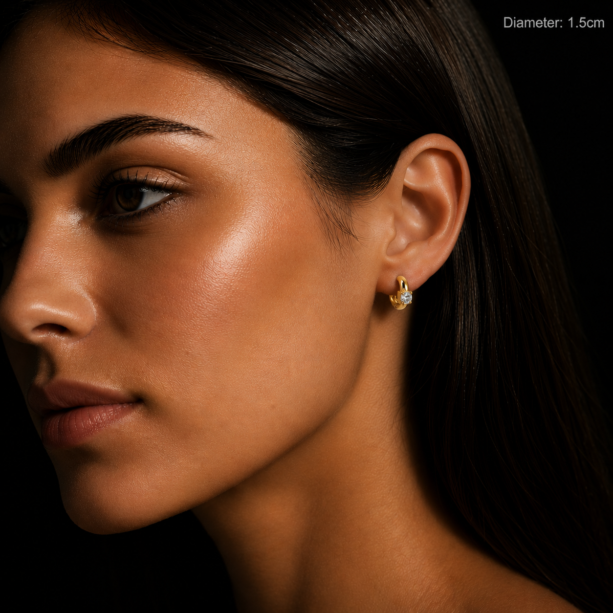 Style GALENA Gold : Boucles d’oreilles mini-cerceaux en or avec une pierre de moissanite ronde.