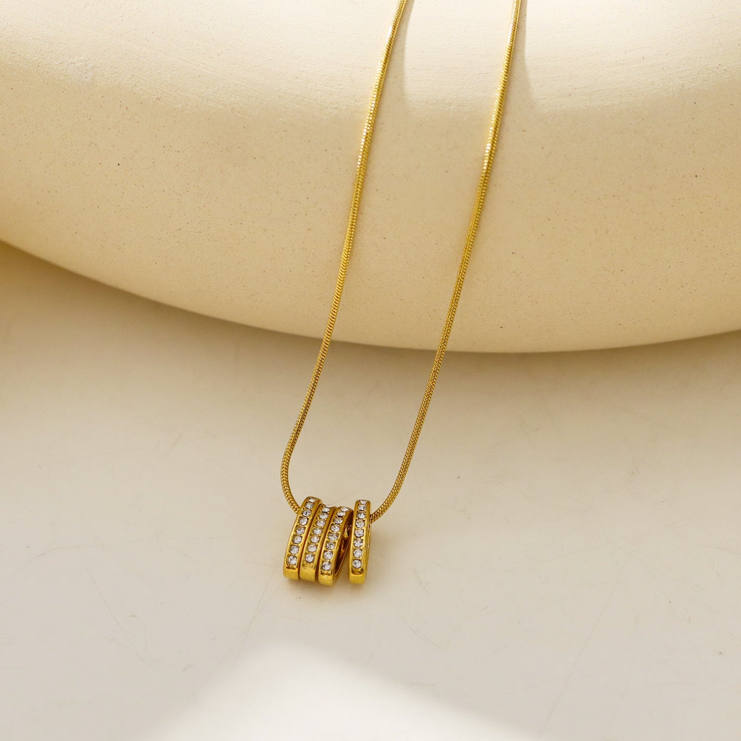 GARNA Gold : Mini chaîne à maillons serpentin ornés de breloques ovales serties de zircons.