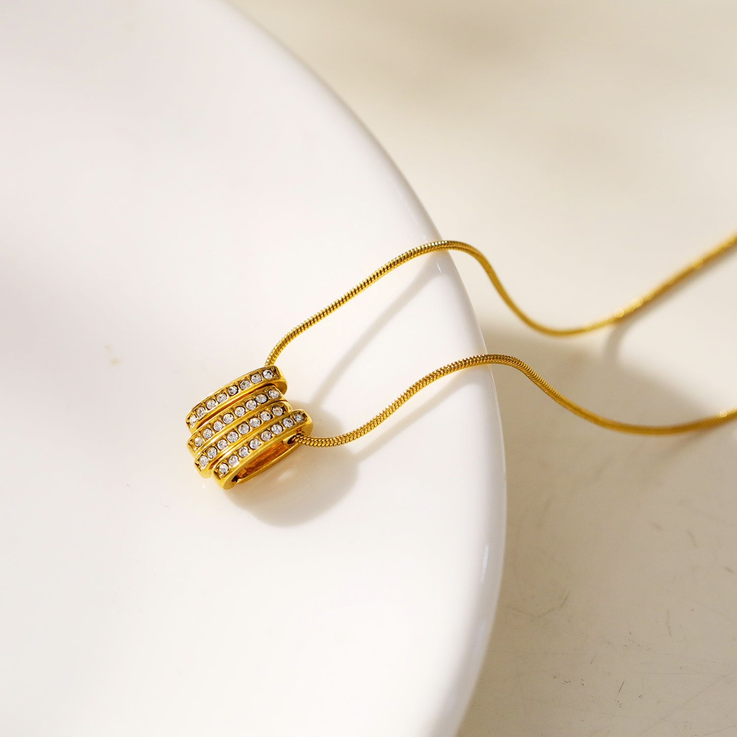 GARNA Gold : Mini chaîne à maillons serpentin ornés de breloques ovales serties de zircons.