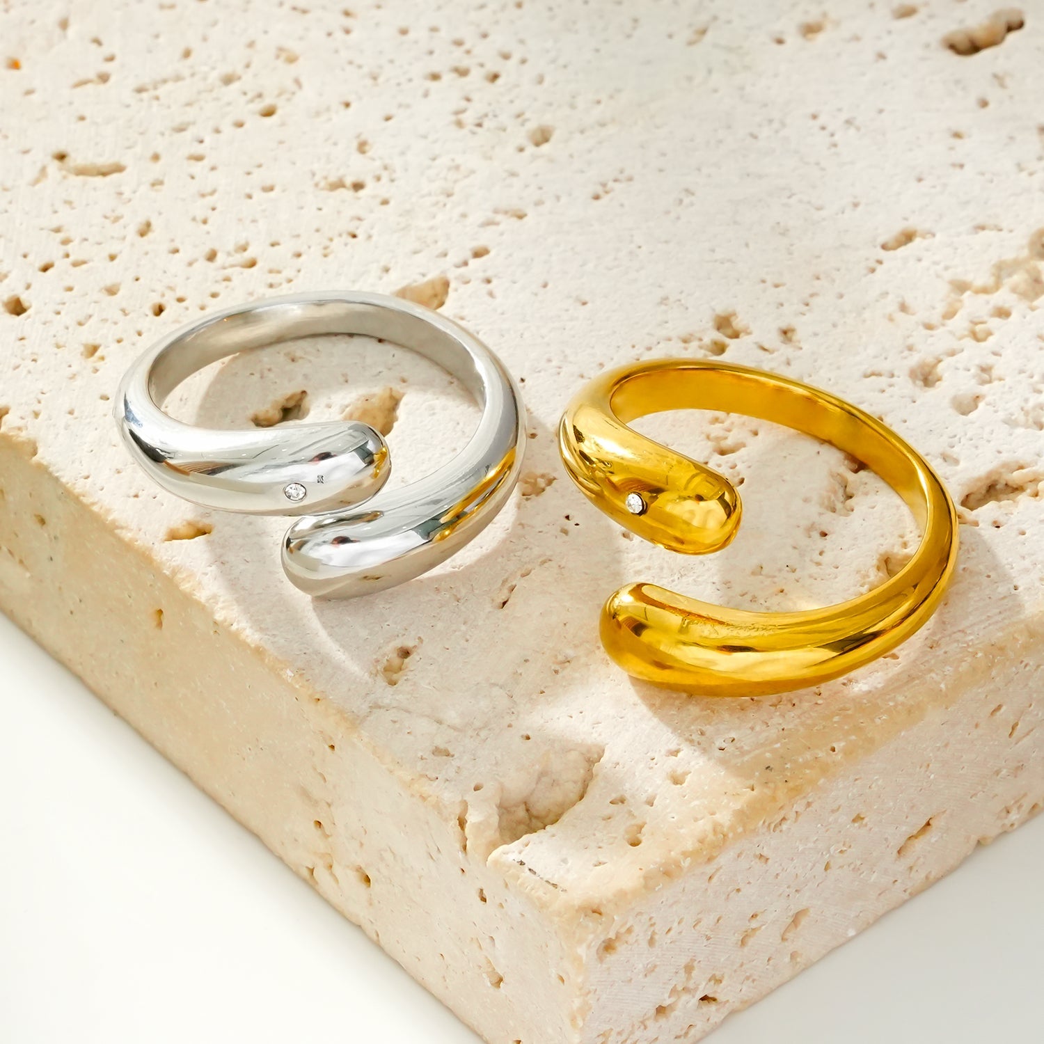 GARUVA : Bague abstraite moderne avec pierre précieuse en zircone solitaire en or blanc (ton argenté)