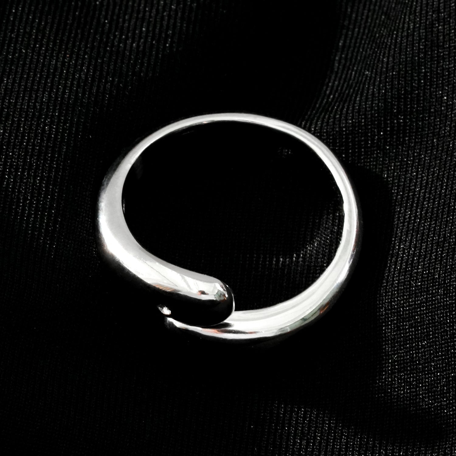 GARUVA : Bague abstraite moderne avec pierre précieuse en zircone solitaire en or blanc (ton argenté)
