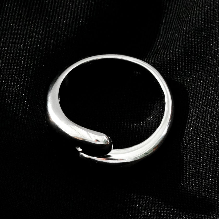 GARUVA : Bague abstraite moderne avec pierre précieuse en zircone solitaire en or blanc (ton argenté)