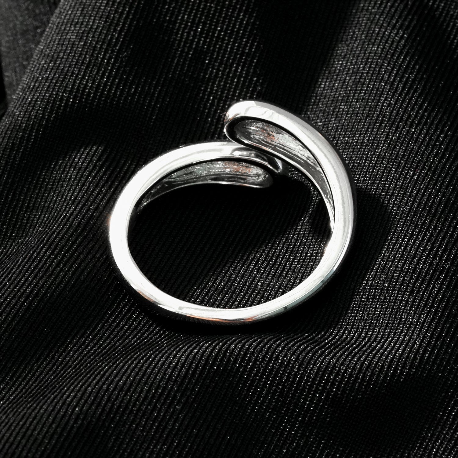 GARUVA : Bague abstraite moderne avec pierre précieuse en zircone solitaire en or blanc (ton argenté)
