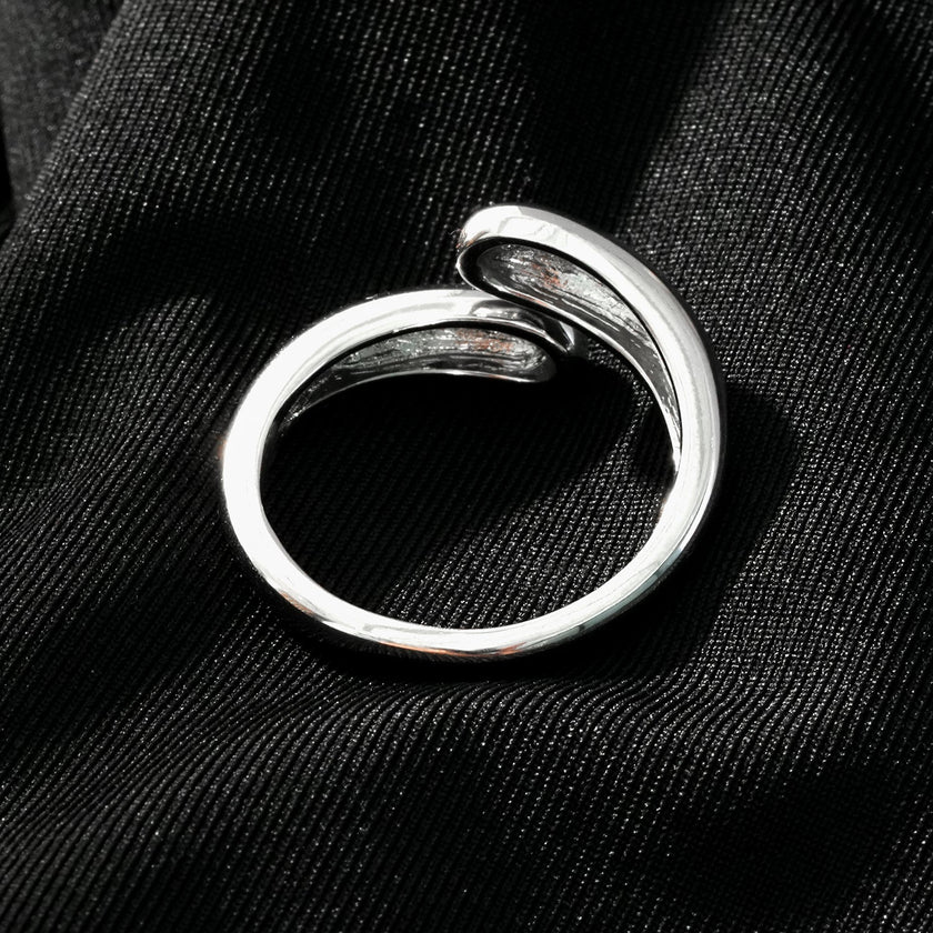 GARUVA : Bague abstraite moderne avec pierre précieuse en zircone solitaire en or blanc (ton argenté)