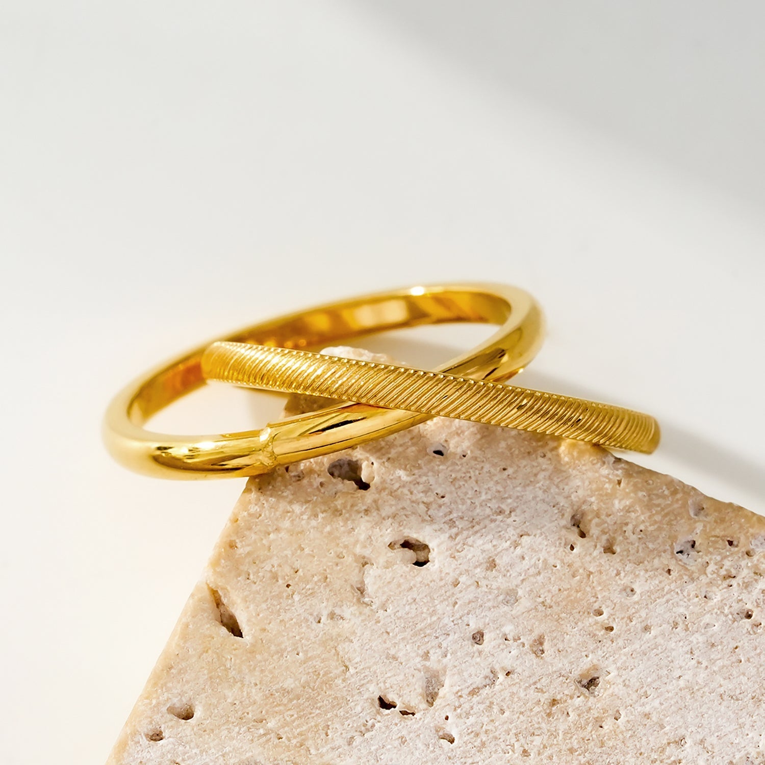 GILBERT : Bague en or à double bande entrelacée, à porter en superposition.