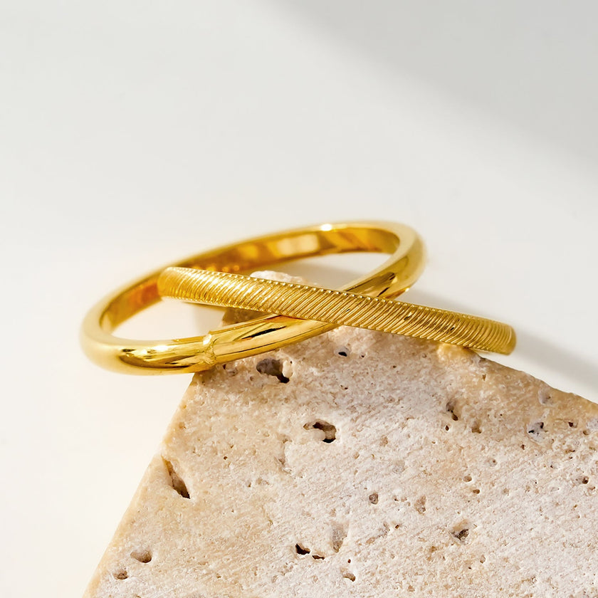 GILBERT : Bague en or à double bande entrelacée, à porter en superposition.