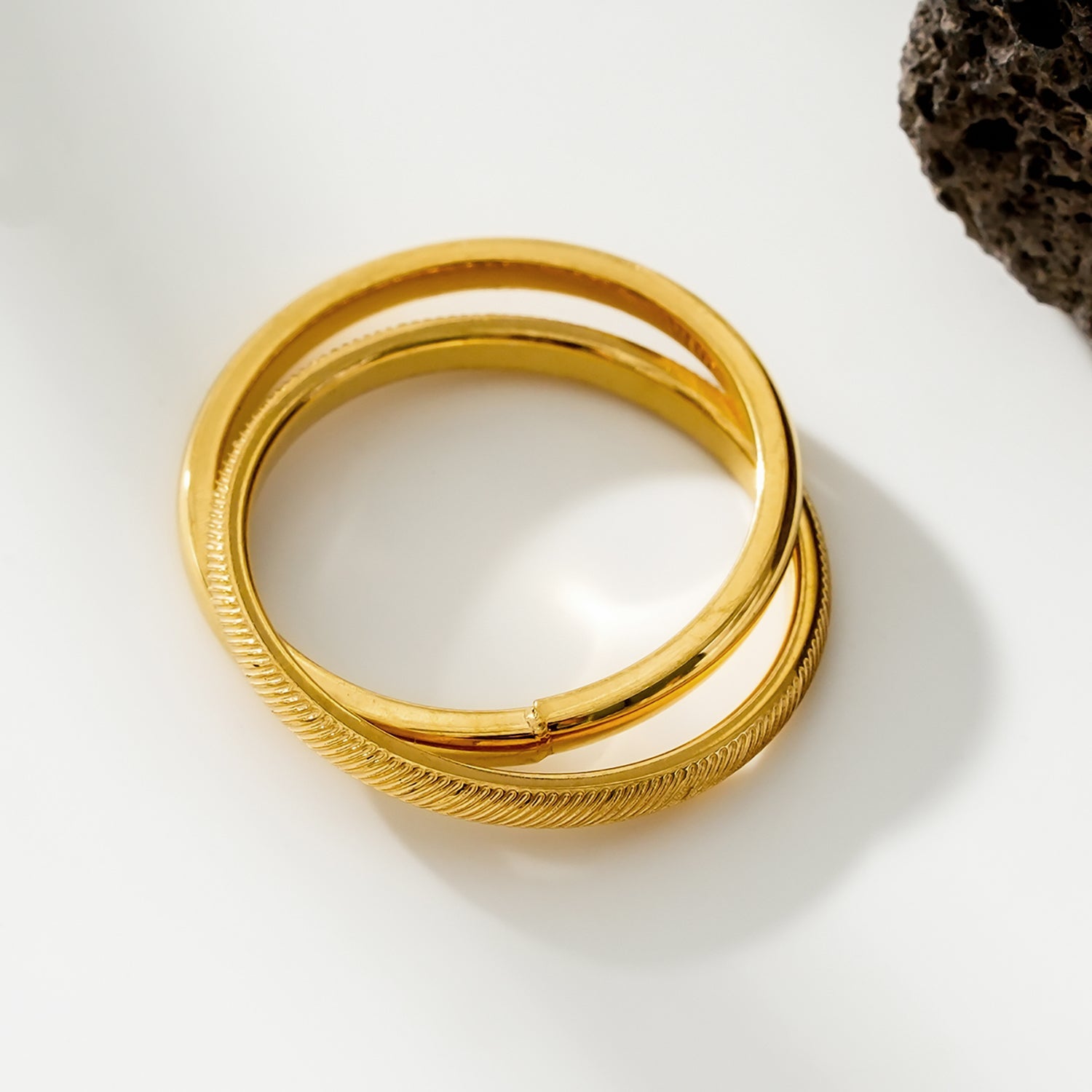 GILBERT : Bague en or à double bande entrelacée, à porter en superposition.