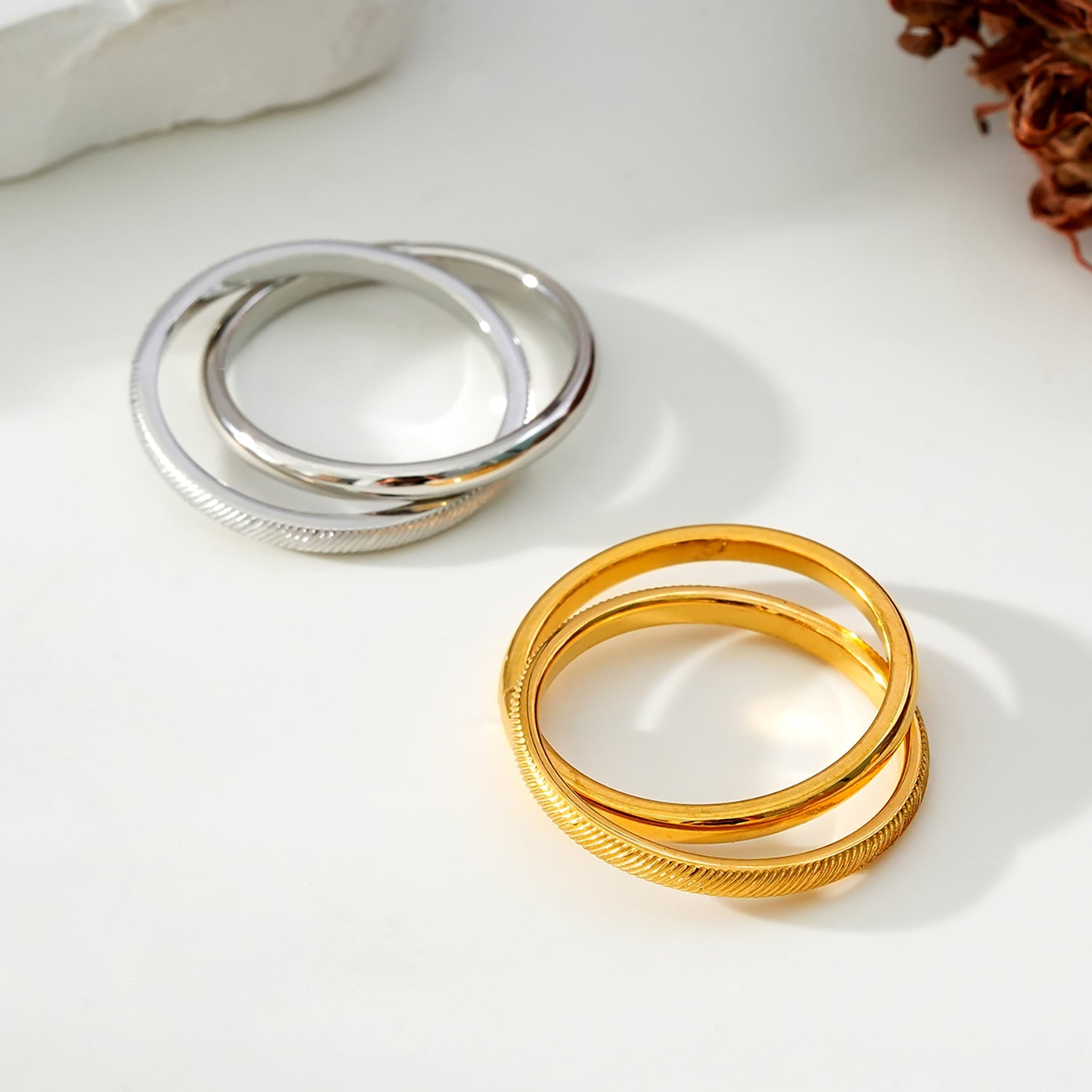 GILBERT : Bague à porter en superposition, double bande entrelacée, en or blanc (ton argenté)