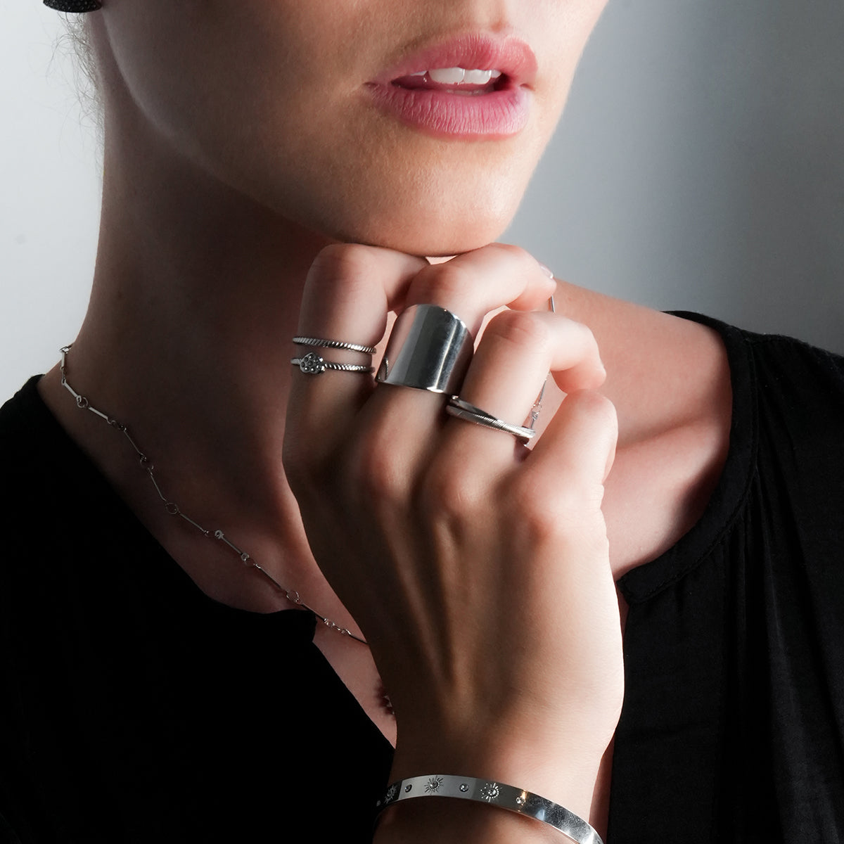 GILBERT : Bague à porter en superposition, double bande entrelacée, en or blanc (ton argenté)