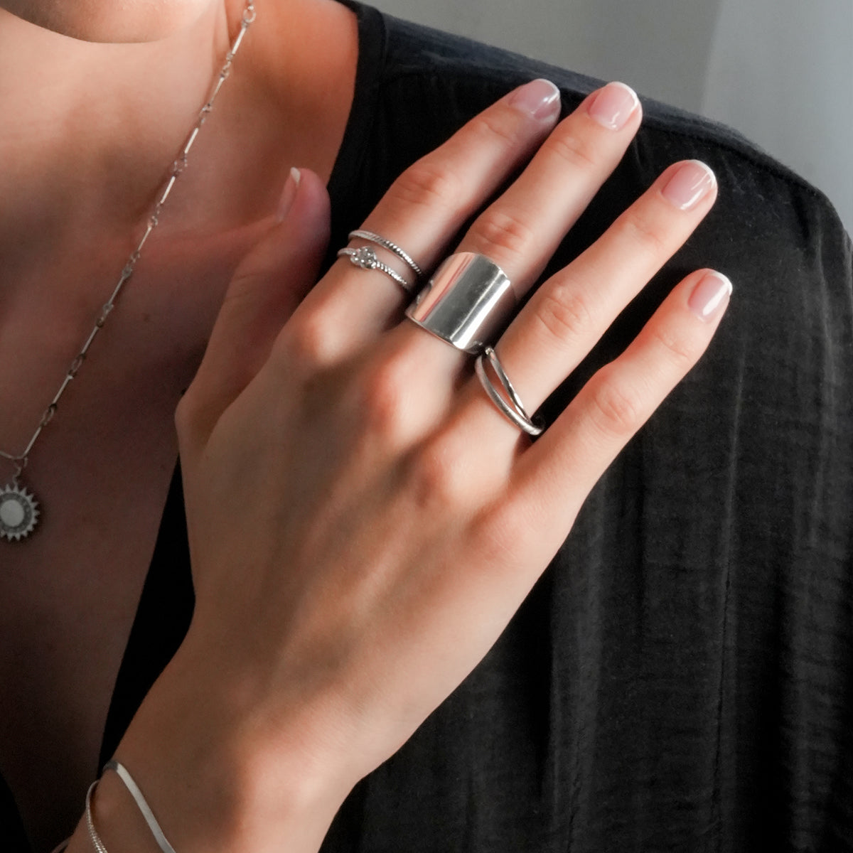 GILBERT : Bague à porter en superposition, double bande entrelacée, en or blanc (ton argenté)