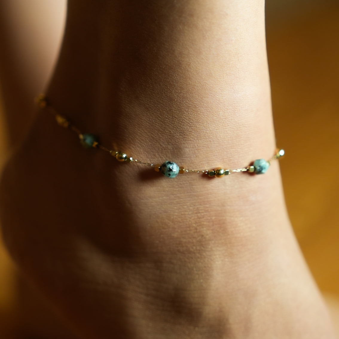 GIROC : Bracelet de cheville en chaîne, perles dorées et pierres naturelles de turquoise africaine.