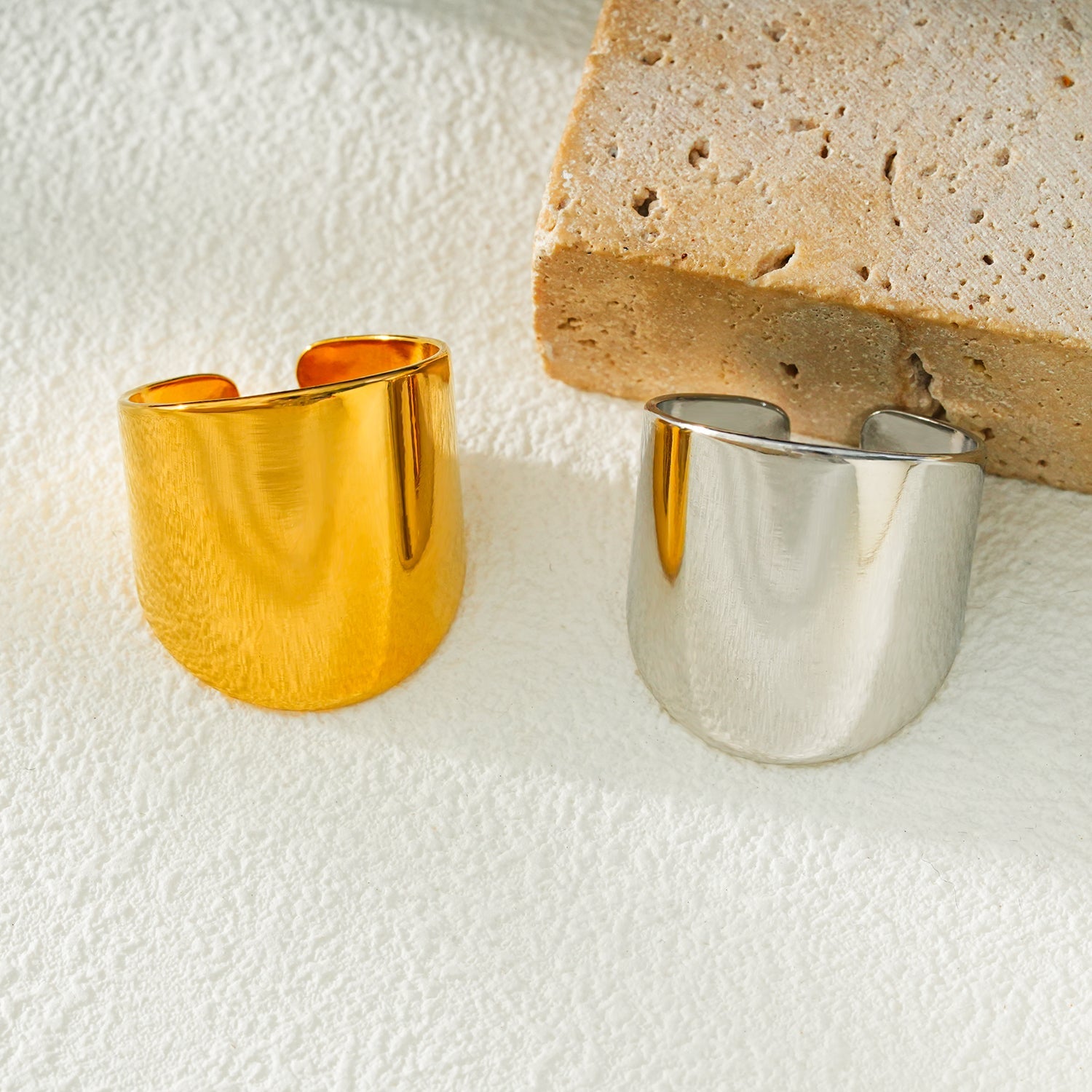 GOKOU : Bague argentée moderniste à large bande allongée.