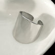 GOKOU : Bague argentée moderniste à large bande allongée.