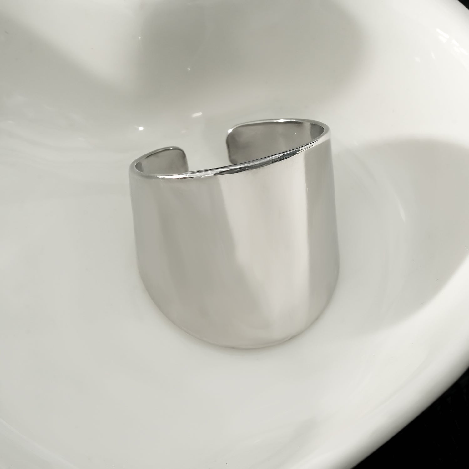 GOKOU : Bague argentée moderniste à large bande allongée.