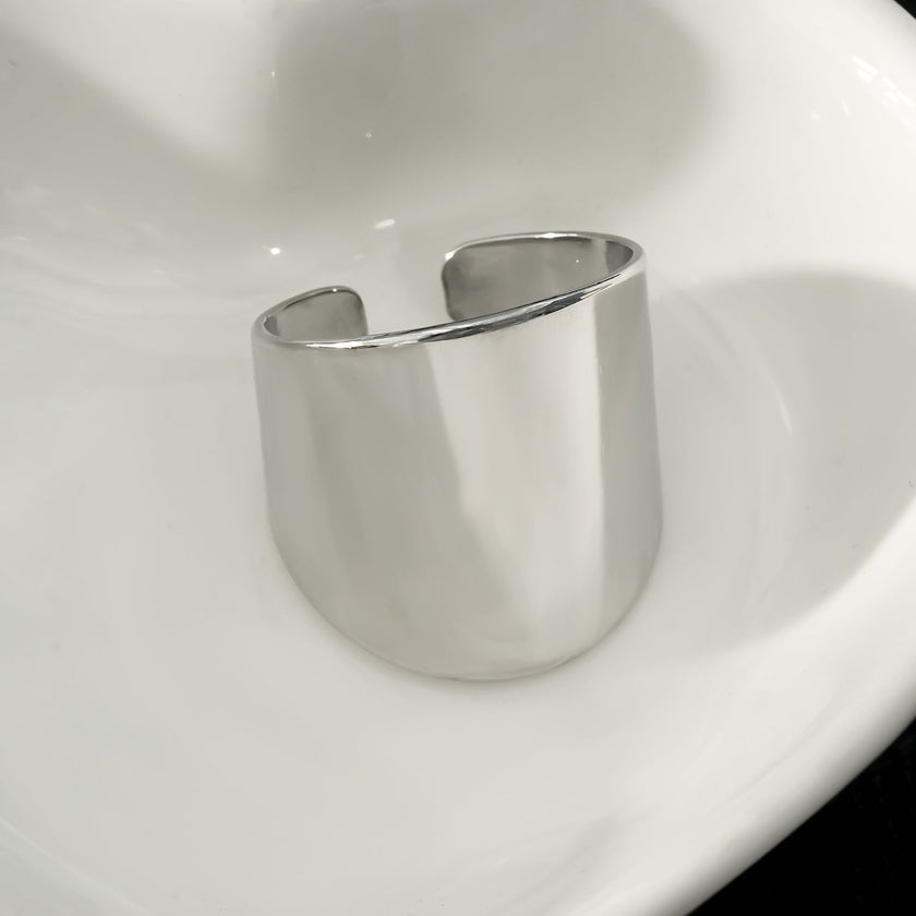 GOKOU : Bague argentée moderniste à large bande allongée.