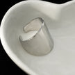 GOKOU : Bague argentée moderniste à large bande allongée.