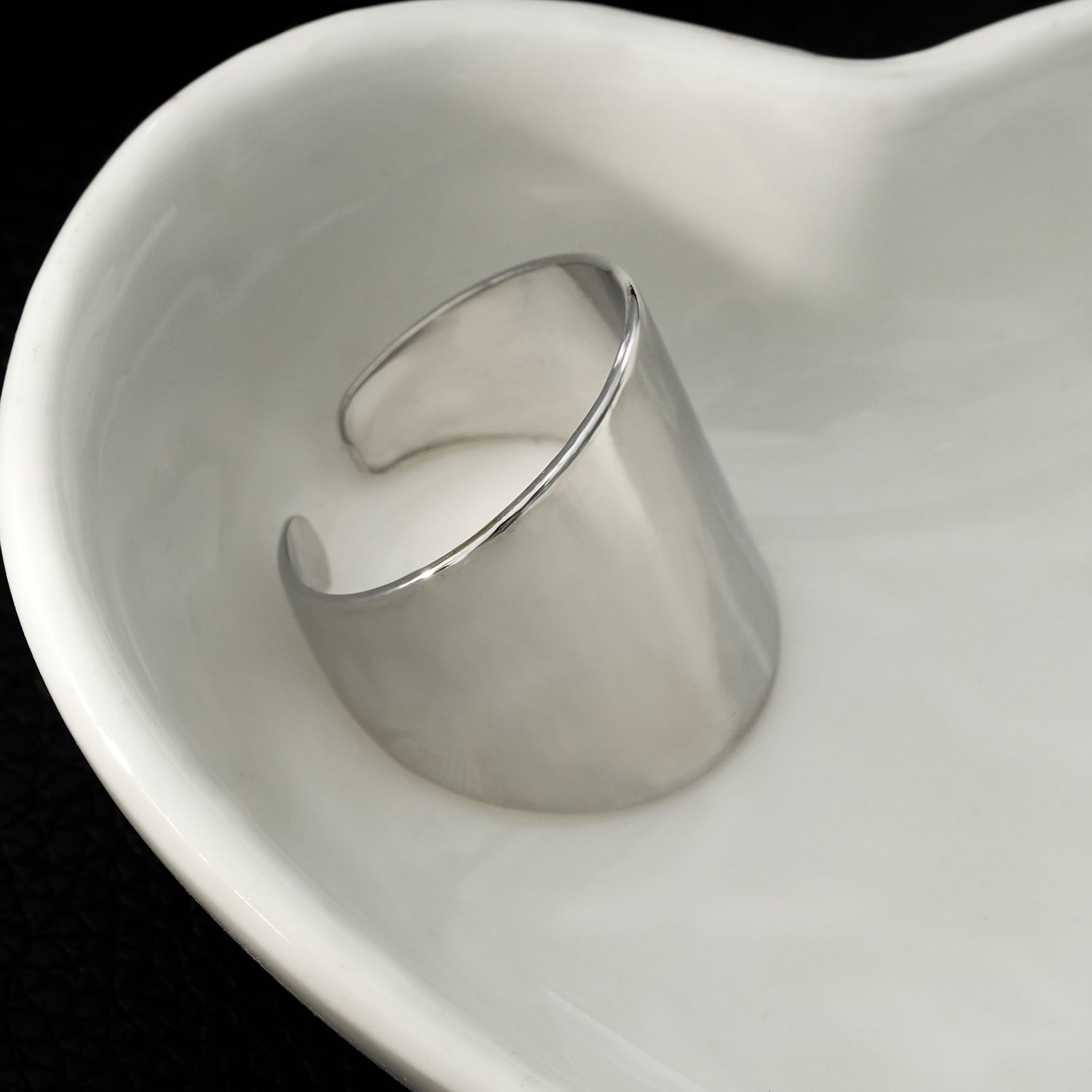 GOKOU : Bague argentée moderniste à large bande allongée.