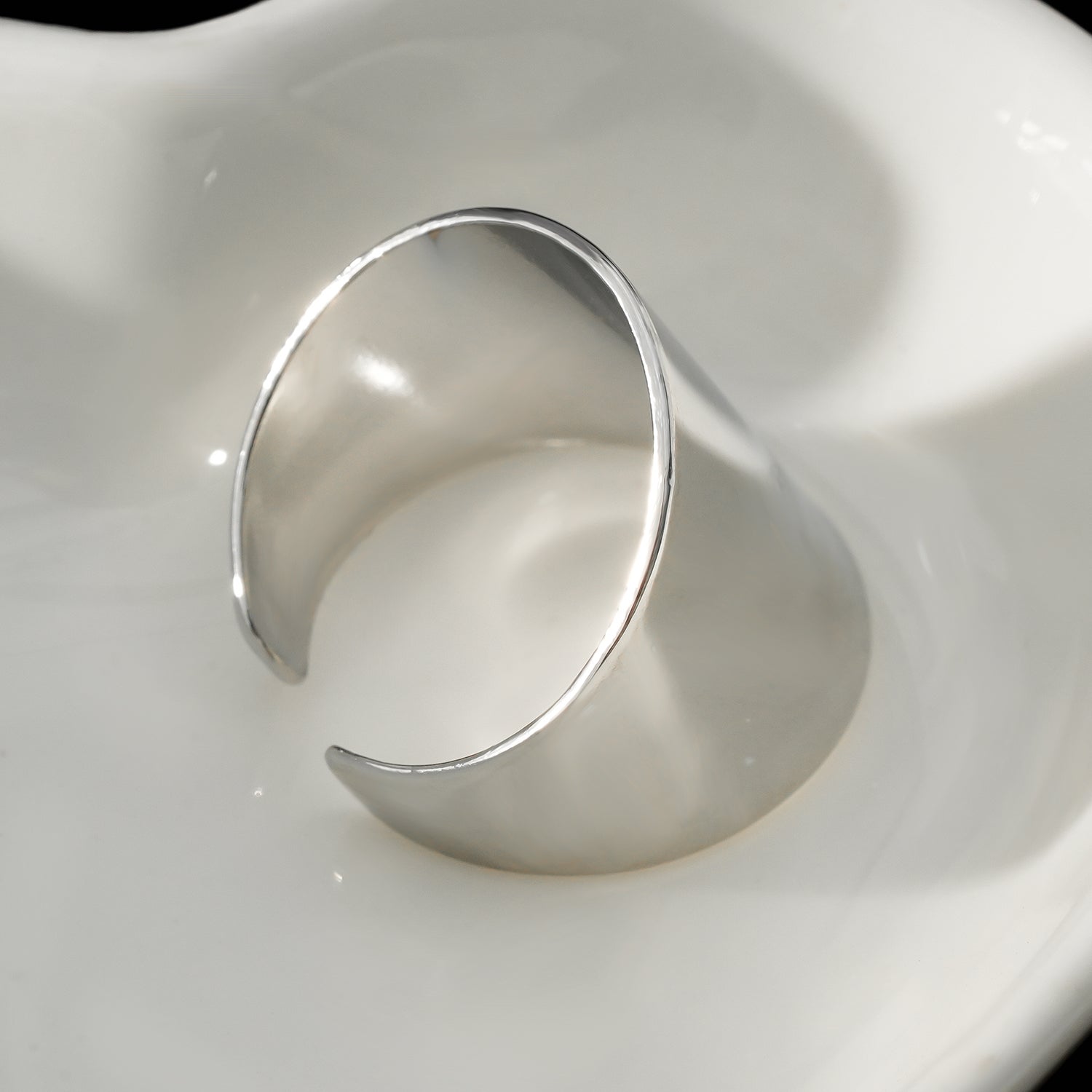 GOKOU : Bague argentée moderniste à large bande allongée.