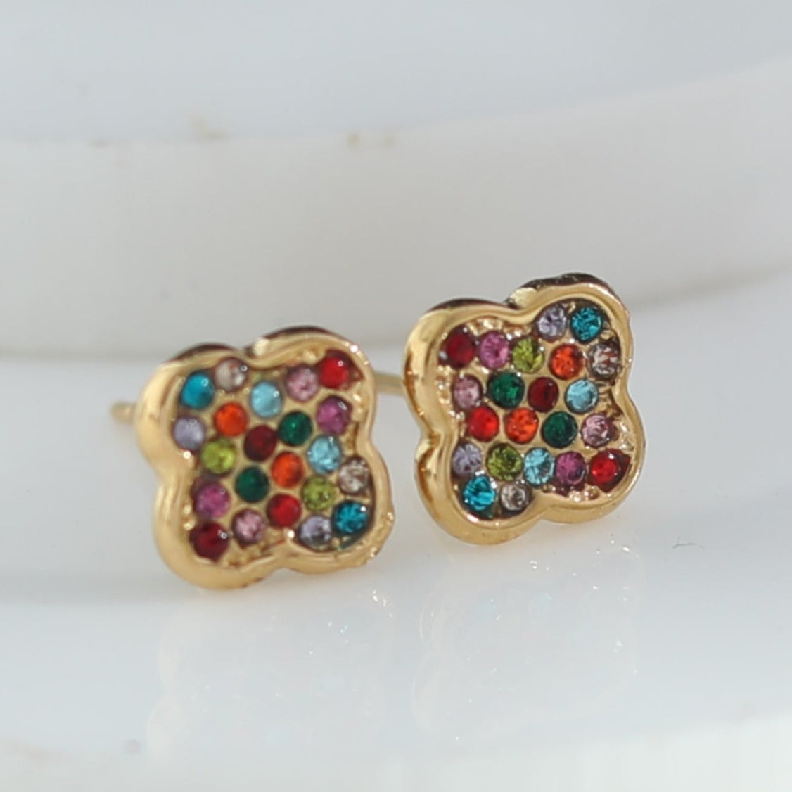 GOLDIE : Boucles d'oreilles à puces multicolores d'inspiration vintage.