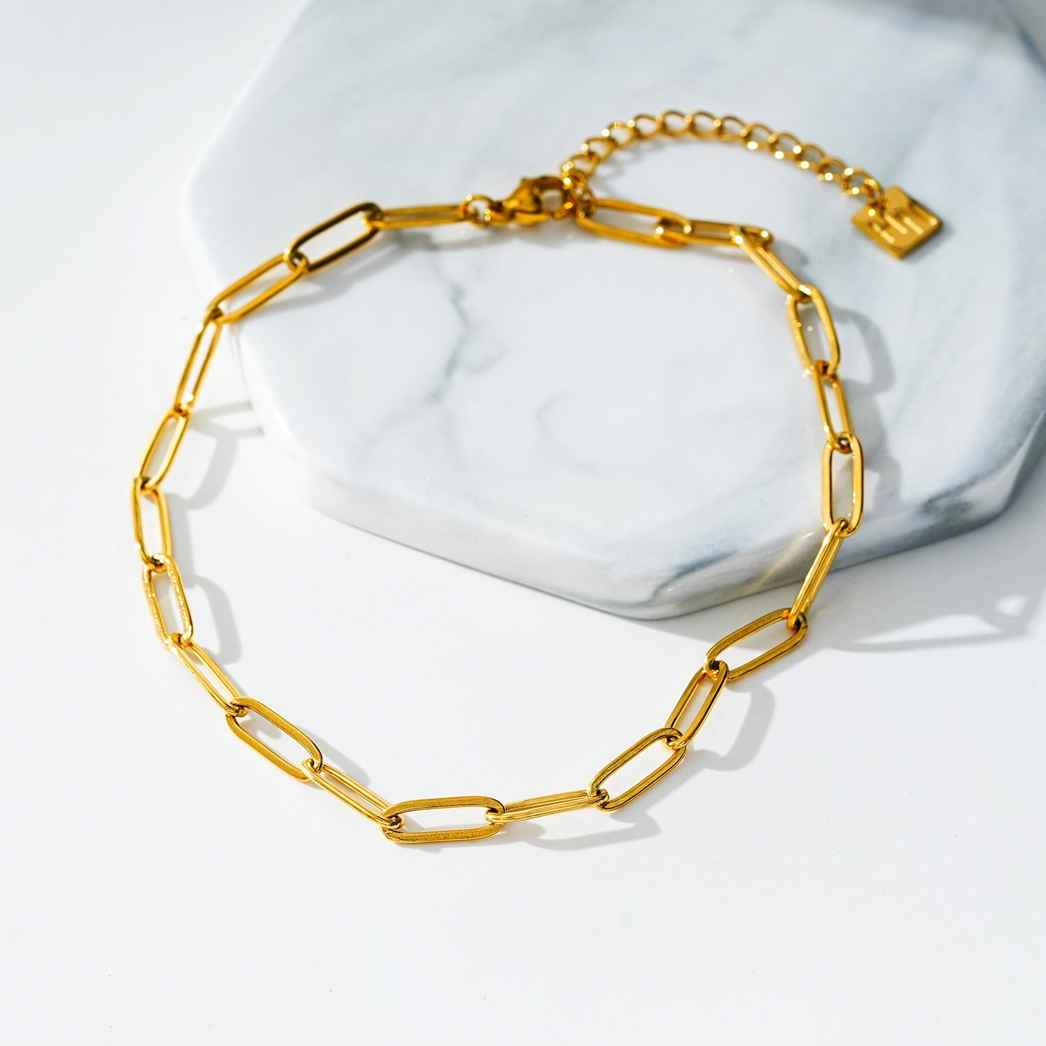 HAKILA LG : Bracelet de cheville en chaîne d'anneaux d'acier doré essentiel