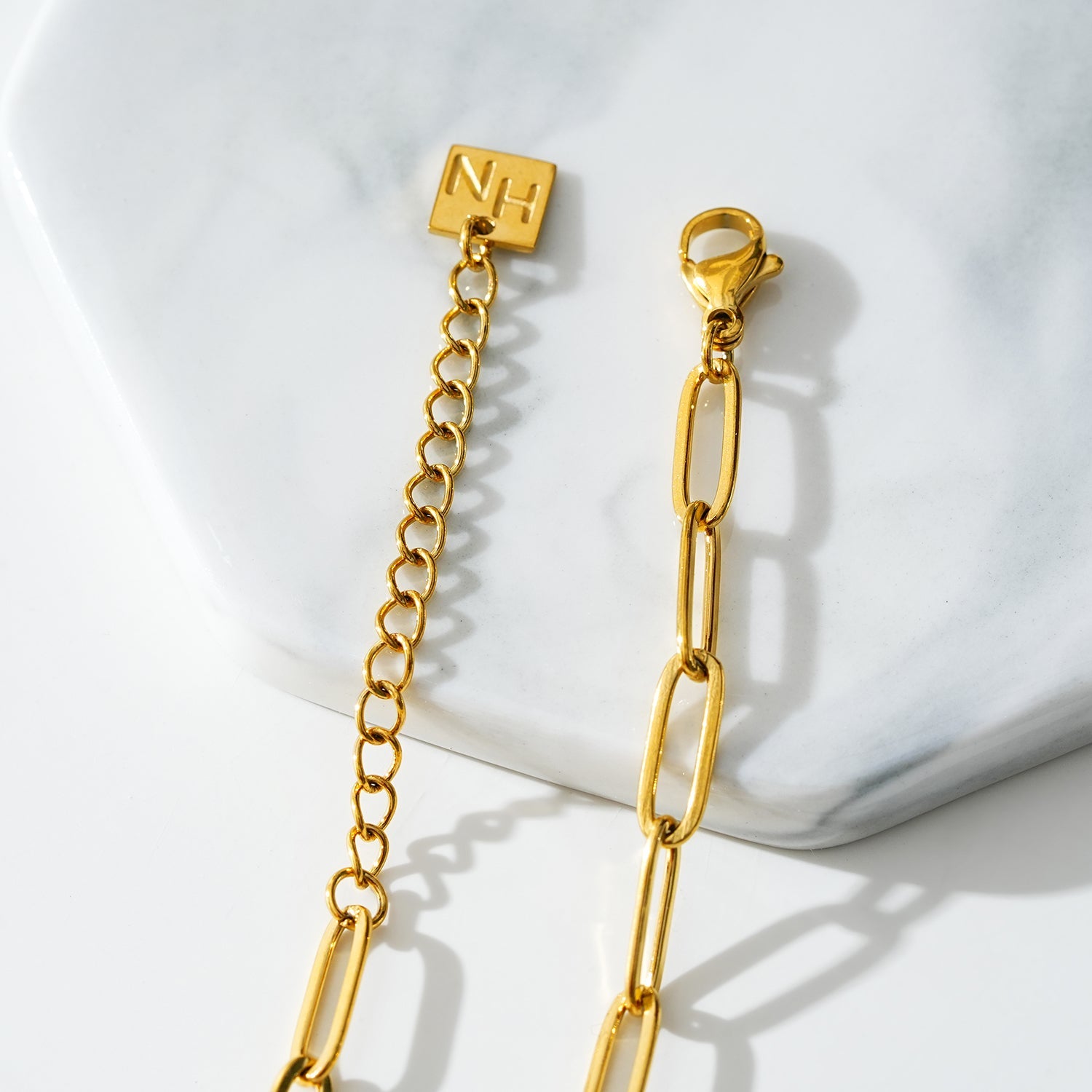 HAKILA LG : Bracelet de cheville en chaîne d'anneaux d'acier doré essentiel