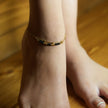 HILDA LG : Bracelet de cheville 2-en-1 avec perles carrées et perles rondes, noir et or.