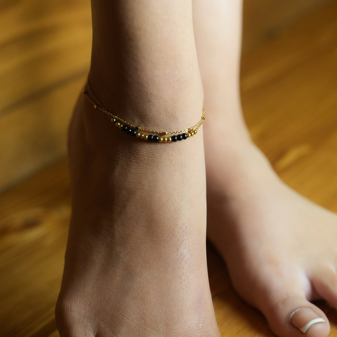 HILDA LG : Bracelet de cheville 2-en-1 avec perles carrées et perles rondes, noir et or.