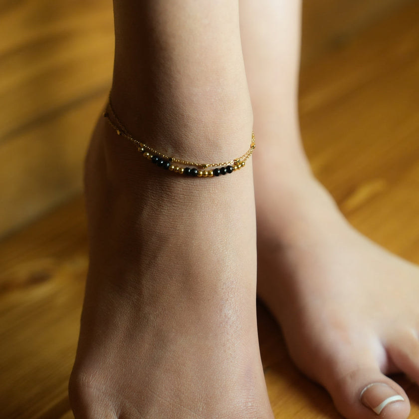 HILDA LG : Bracelet de cheville 2-en-1 avec perles carrées et perles rondes, noir et or.
