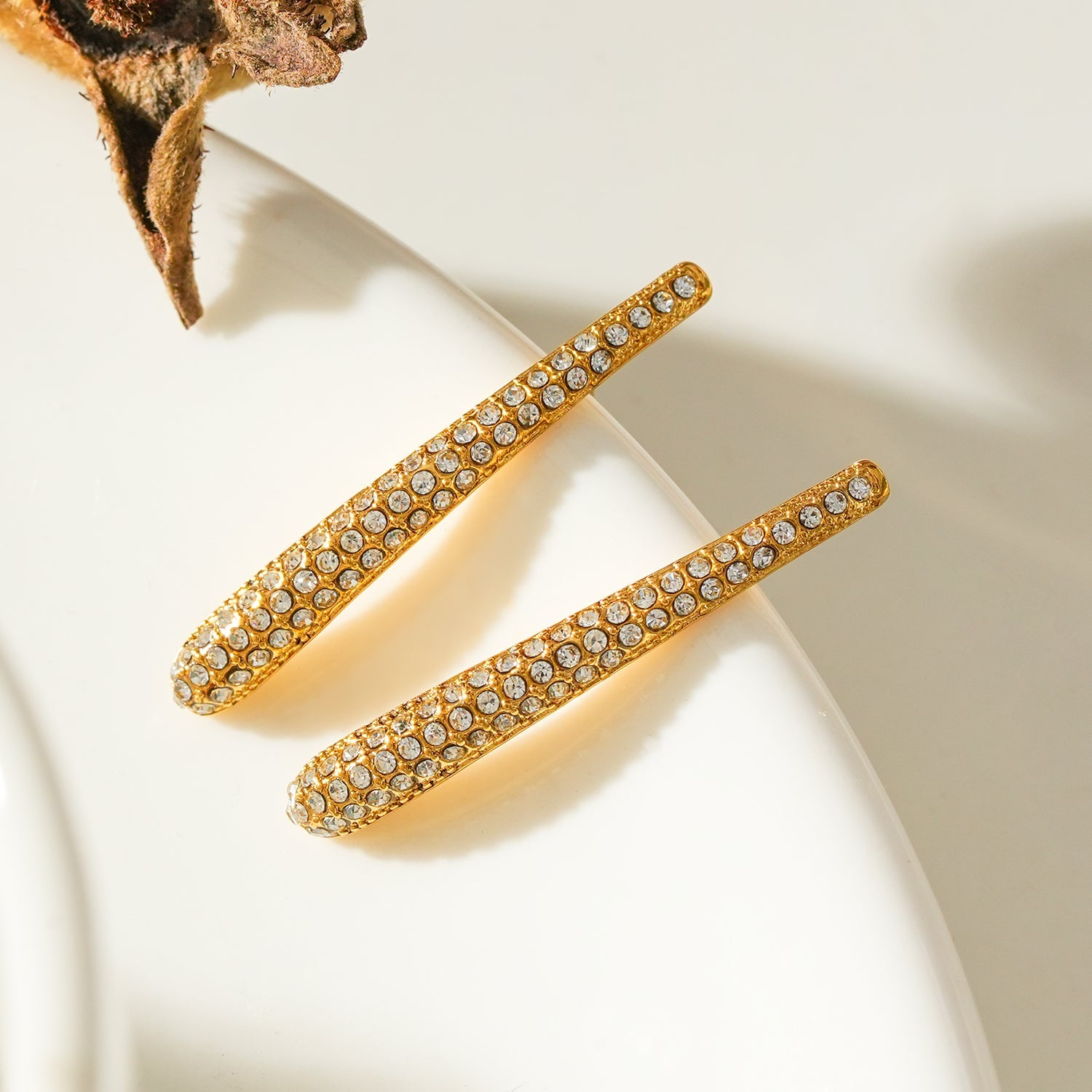 Style HILO : Boucles d'oreilles créoles en forme de zircone pavée incurvée en argent.