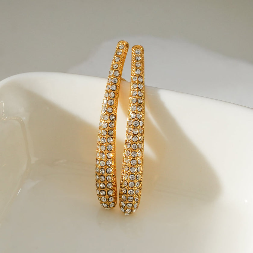 Style HILO : Boucles d'oreilles créoles en forme de zircone pavée incurvée en argent.