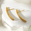 Style HILO : Boucles d'oreilles créoles en forme de zircone pavée incurvée en argent.