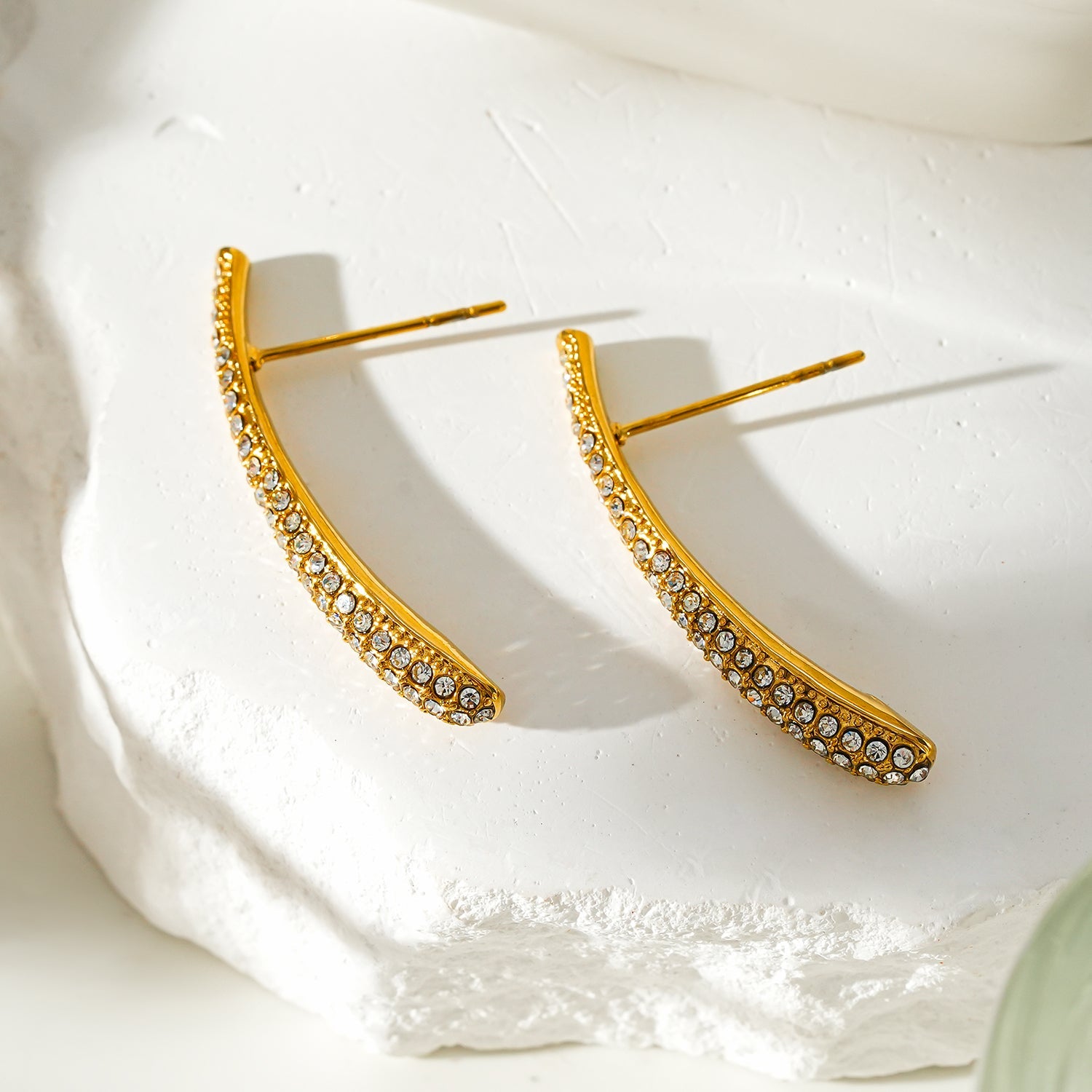 Style HILO : Boucles d'oreilles créoles en forme de zircone pavée incurvée en argent.