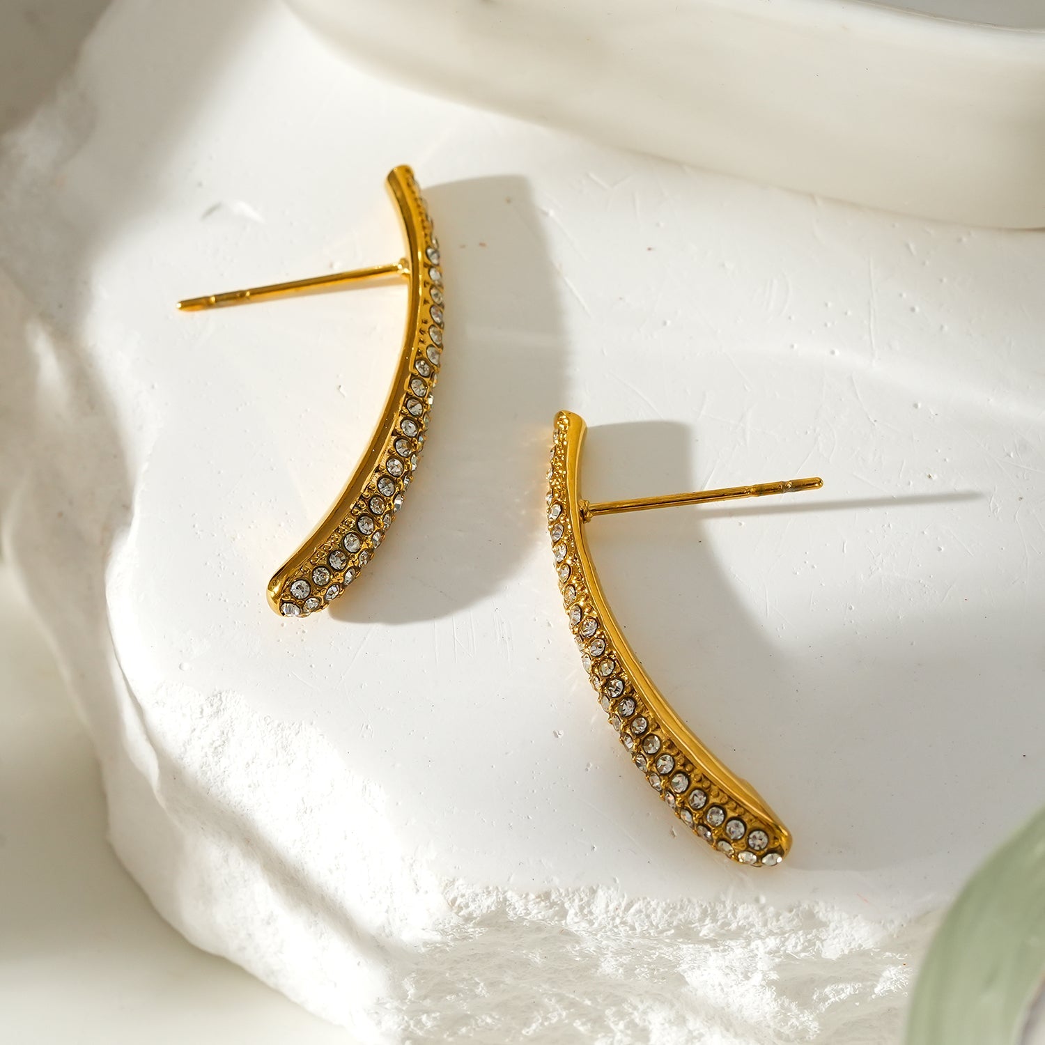 Style HILO : Boucles d'oreilles créoles en forme de zircone pavée incurvée en argent.
