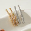 Style HILO : Boucles d'oreilles créoles en forme de zircone pavée incurvée en argent.