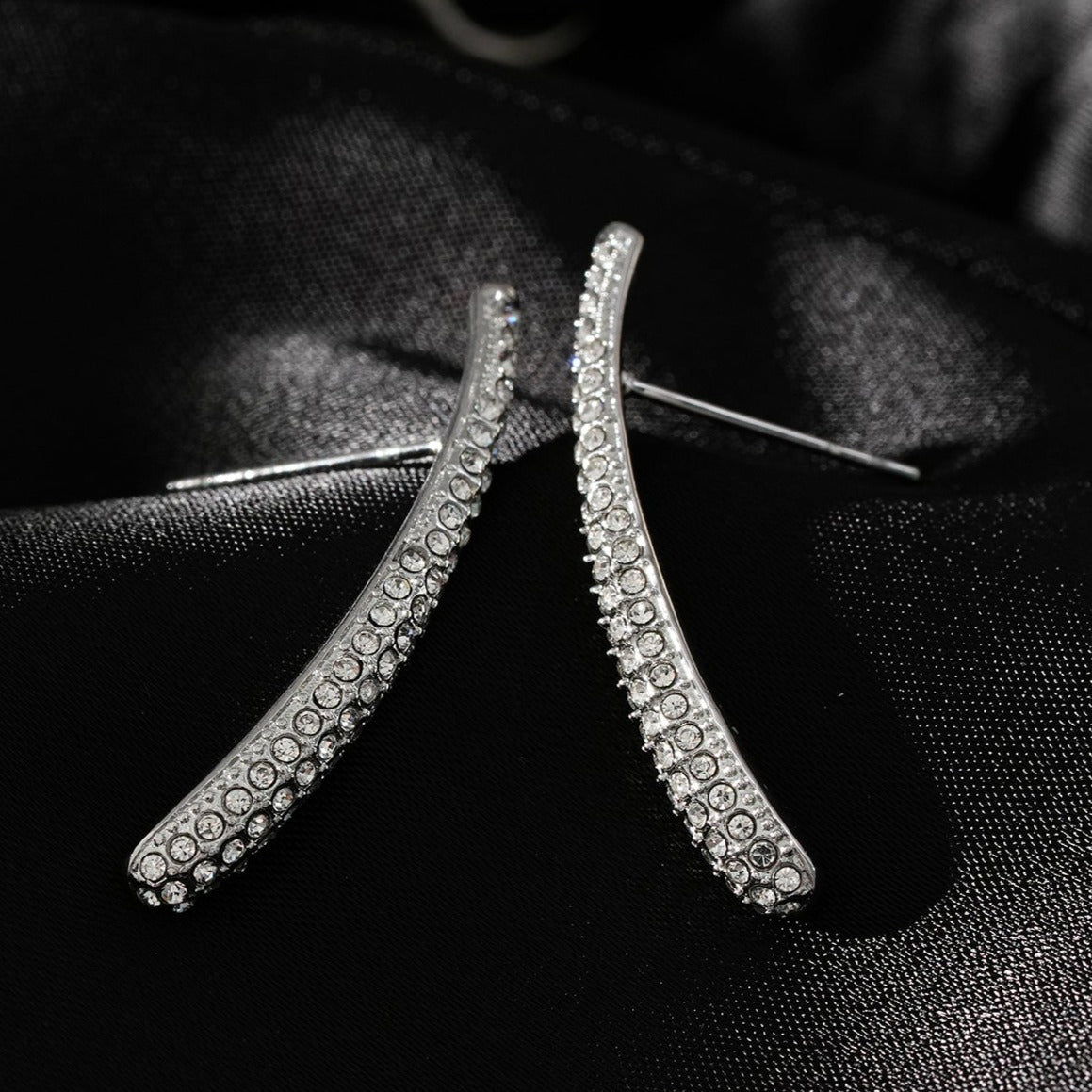 Style HILO : Boucles d'oreilles créoles en forme de zircone pavée incurvée en argent.