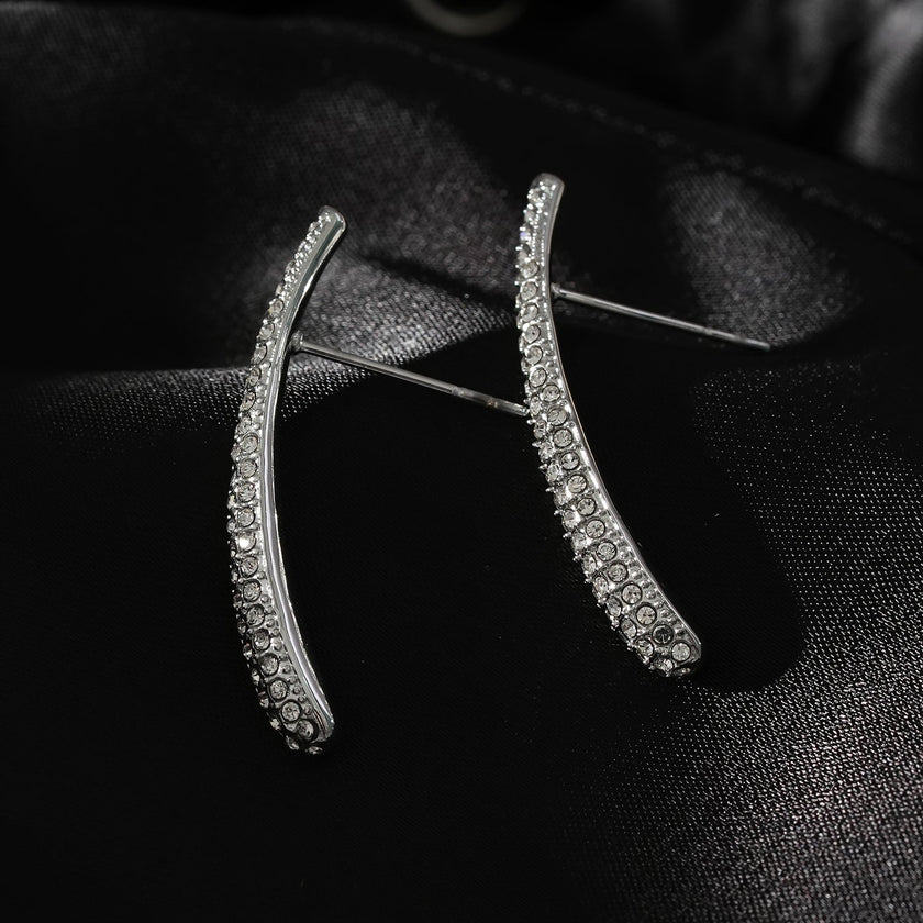 Style HILO : Boucles d'oreilles créoles en forme de zircone pavée incurvée en argent.