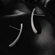 Style HILO : Boucles d'oreilles créoles en forme de zircone pavée incurvée en argent.
