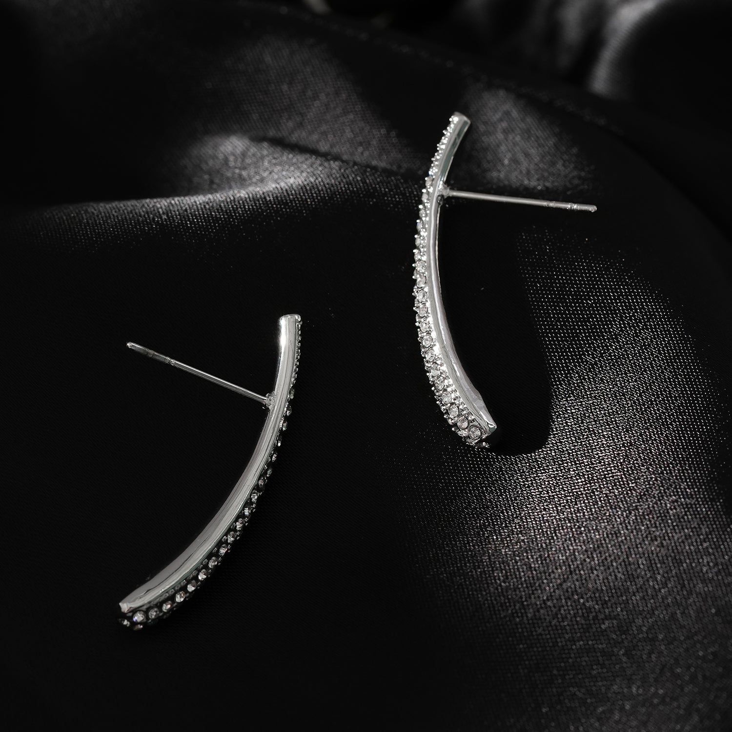 Style HILO : Boucles d'oreilles créoles en forme de zircone pavée incurvée en argent.