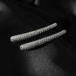Style HILO : Boucles d'oreilles créoles en forme de zircone pavée incurvée en argent.