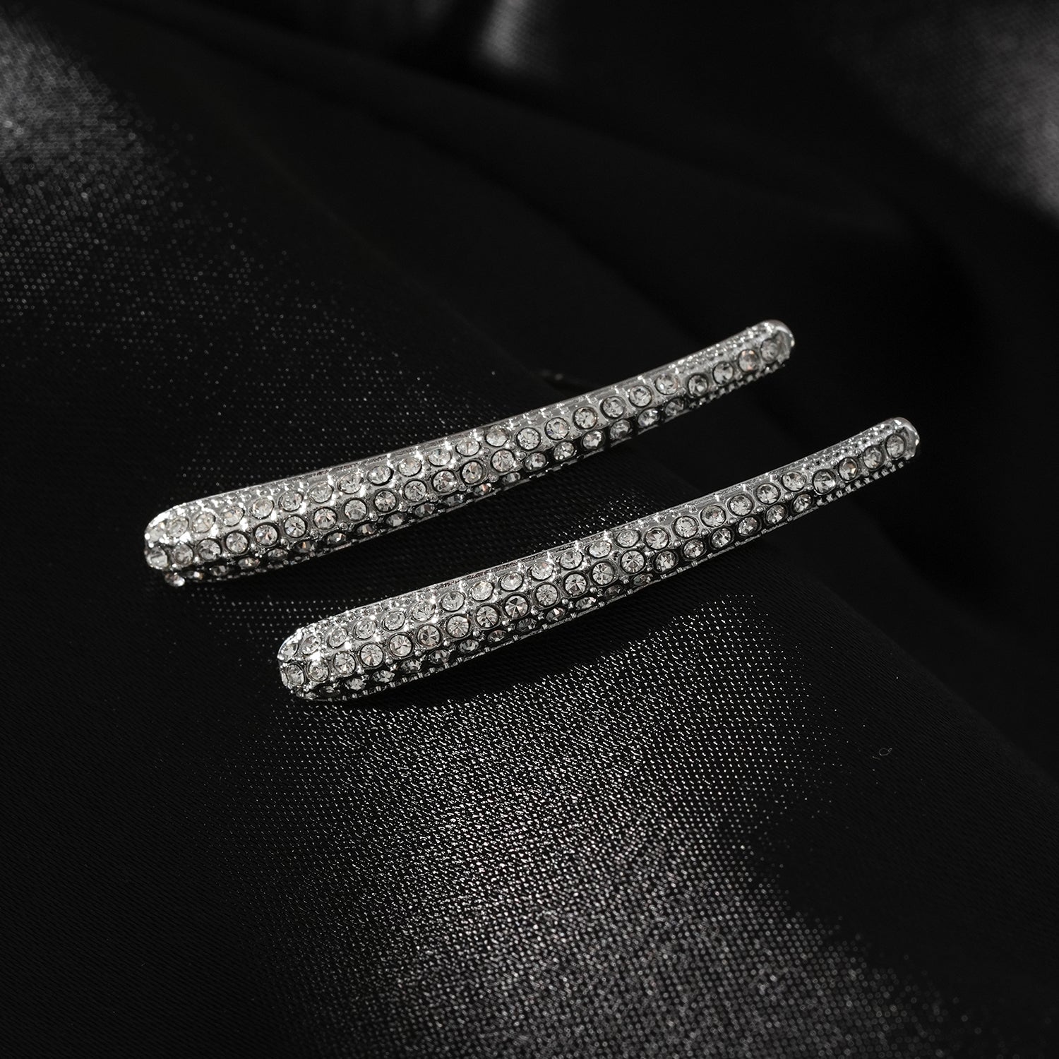 Style HILO : Boucles d'oreilles créoles en forme de zircone pavée incurvée en argent.