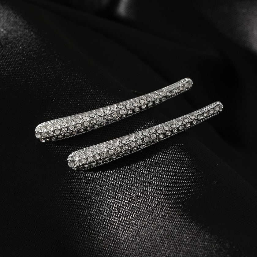 Style HILO : Boucles d'oreilles créoles en forme de zircone pavée incurvée en argent.