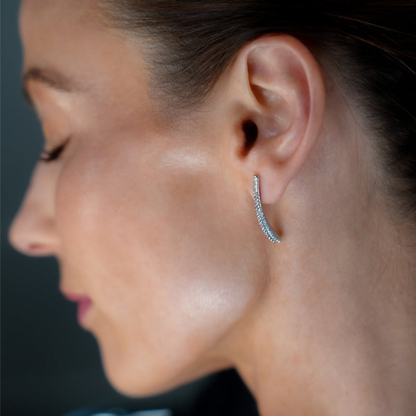 Style HILO : Boucles d'oreilles créoles en forme de zircone pavée incurvée en argent.
