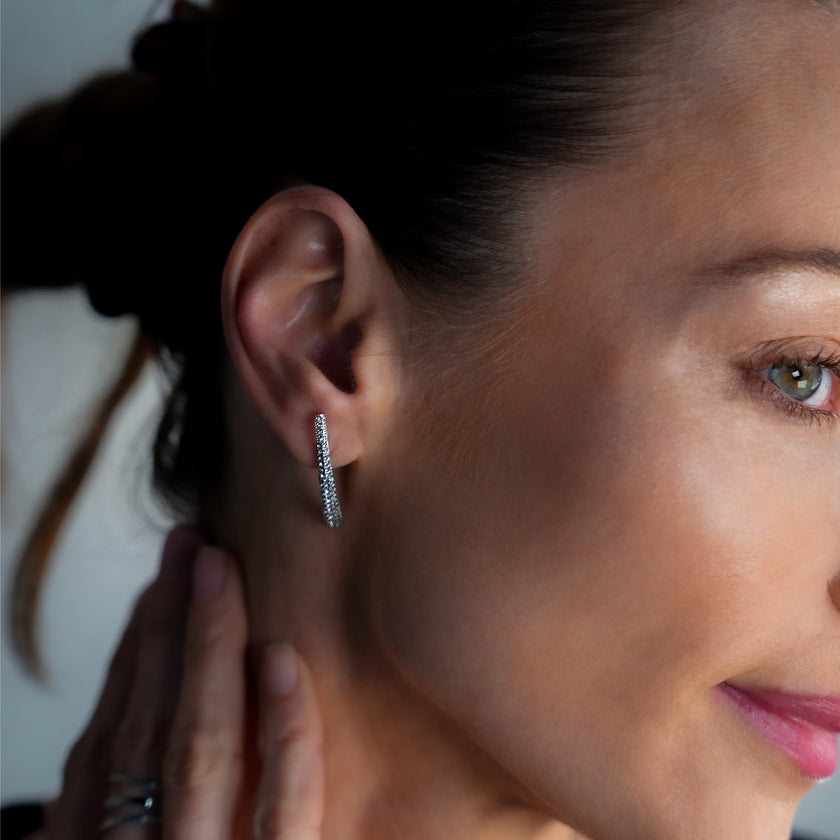 Style HILO : Boucles d'oreilles créoles en forme de zircone pavée incurvée en argent.