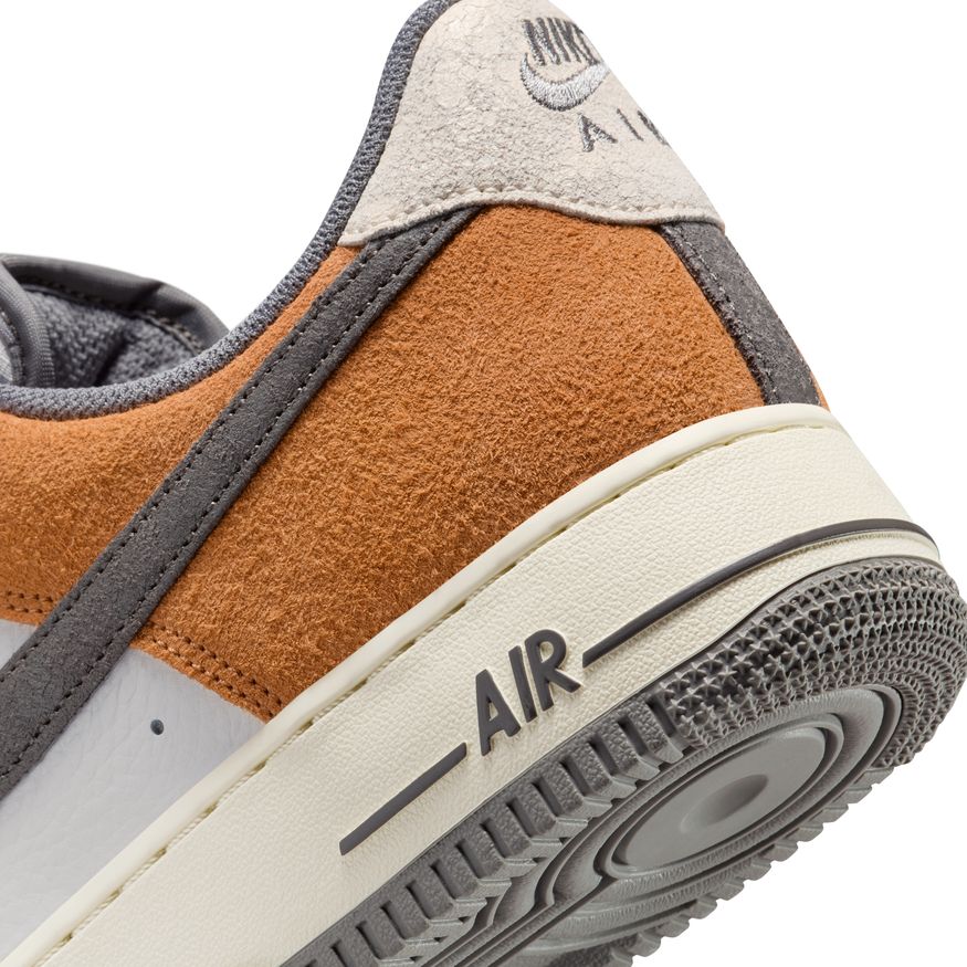 Nike Air Force 1 '07 LV8 IB7718-030 (taille M)
