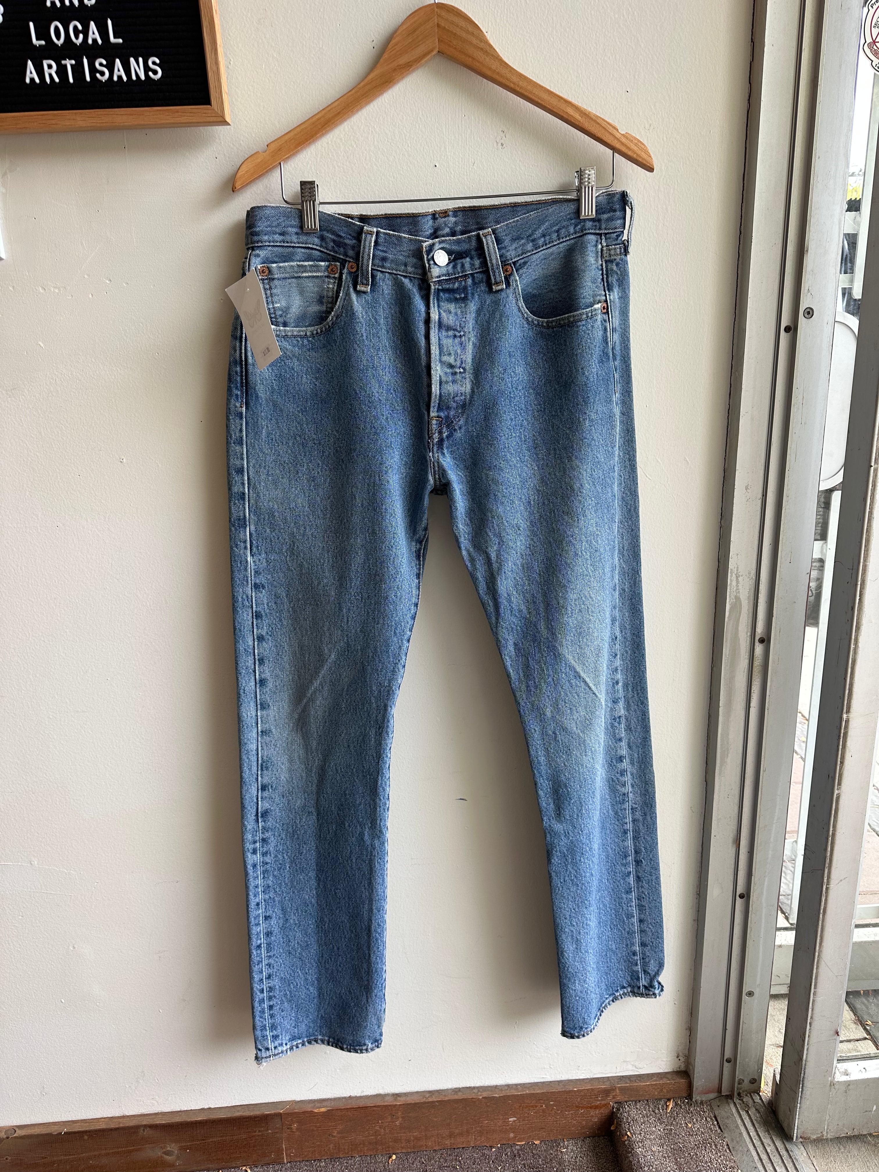 Vintage Levi’s Straight Leg Jeans – Classic Blue | Size 30