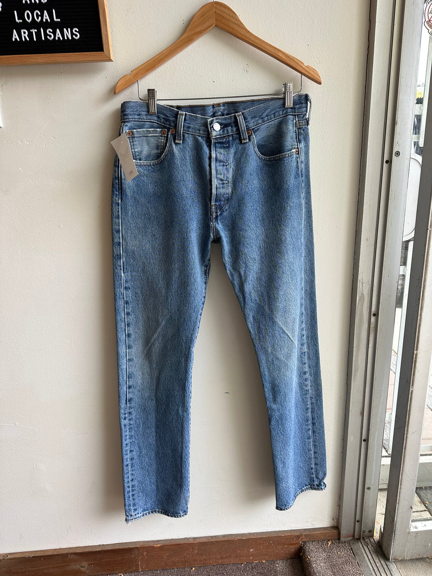 Vintage Levi’s Straight Leg Jeans – Classic Blue | Size 30