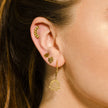 ZOEY : Boucles d'oreilles en forme de feuille incurvée avec motif.