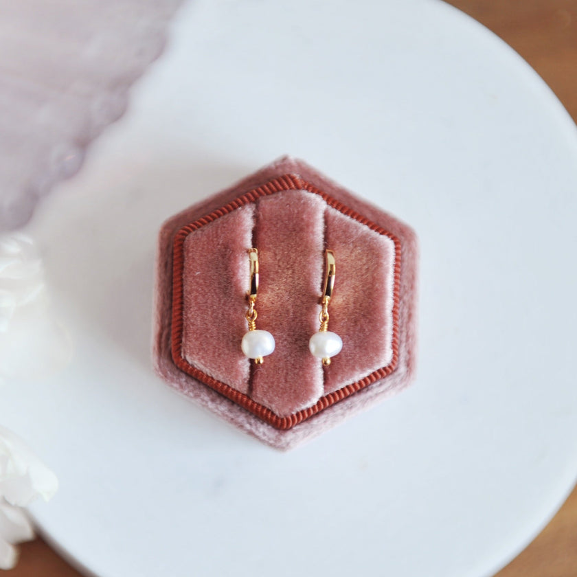 SAYLOR Huggie Hoops